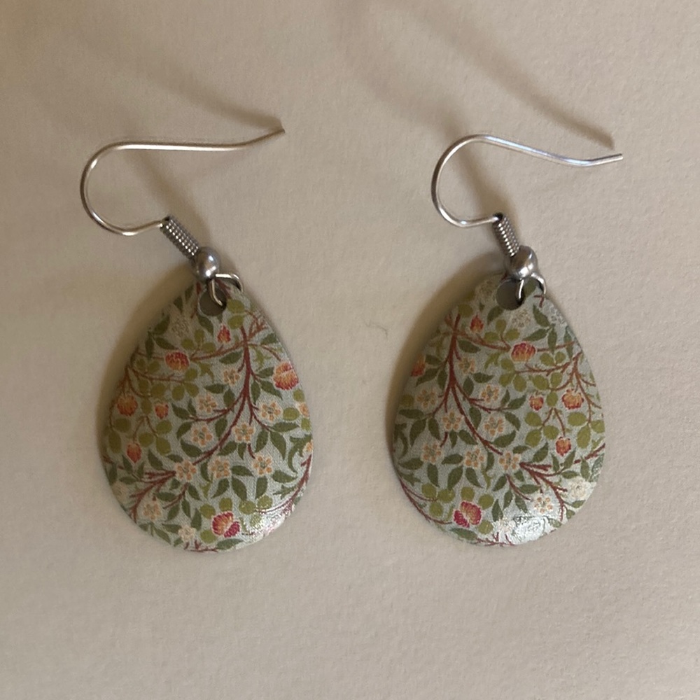 Flower print earrings.